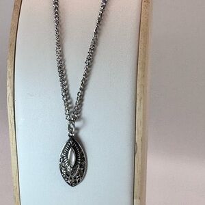 Radiant Gold Pendant Necklace with Intricate Detailing